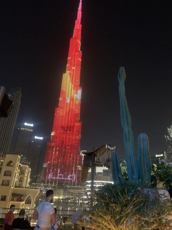 the burj khalifa skyscraper in dubai at night